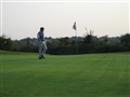 2006 Irland, St Margerets Golf Club (JLo) en kille och hans golfboll.JPG